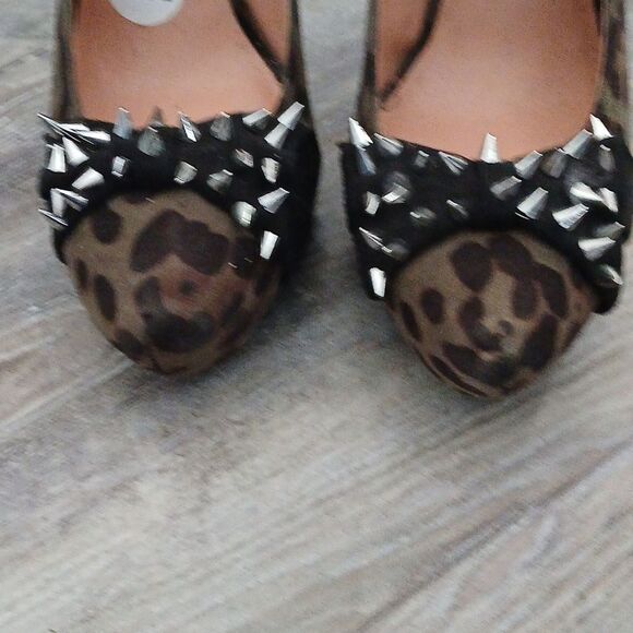 Penny Loves Kenny olive green leopard print spike 5.5" heels Sz 8.5 EUC - Picture 3 of 9